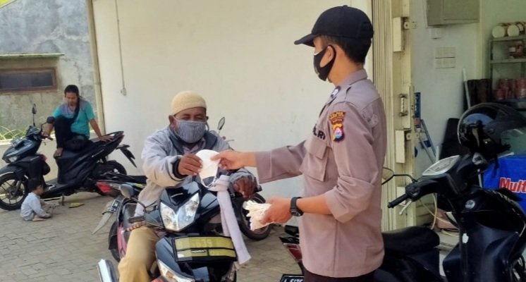 Polsek Kasemen Serang Kota Intens Bagikan Masker di Tengah Pandemi