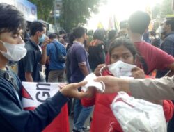 Saat Aksi Mahasiswa, Polres Serang Kota Bagikan Masker dan Air Mineral