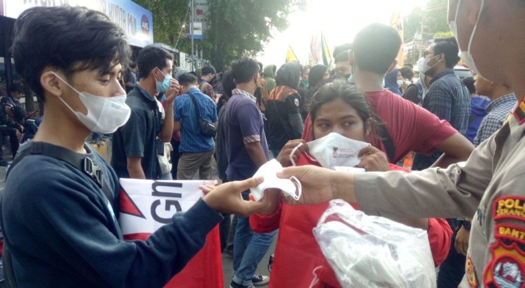 Saat Aksi Mahasiswa, Polres Serang Kota Bagikan Masker dan Air Mineral