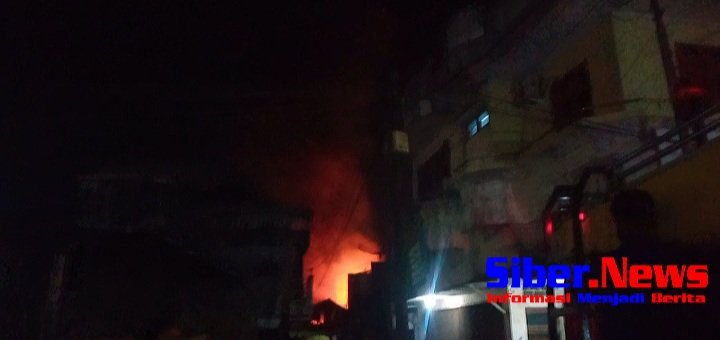 Gudang Plastik Terbakar Dilalap Si Jago Merah