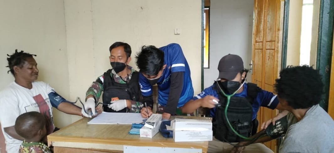 Satgas Yonif 143/TWEJ Sigap Obati Warga Pegunungan Papua