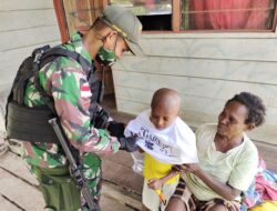 Prajurit TNI Yonif 131/Braja Sakti Bagikan Kaos dan Coklat untuk Anak Papua