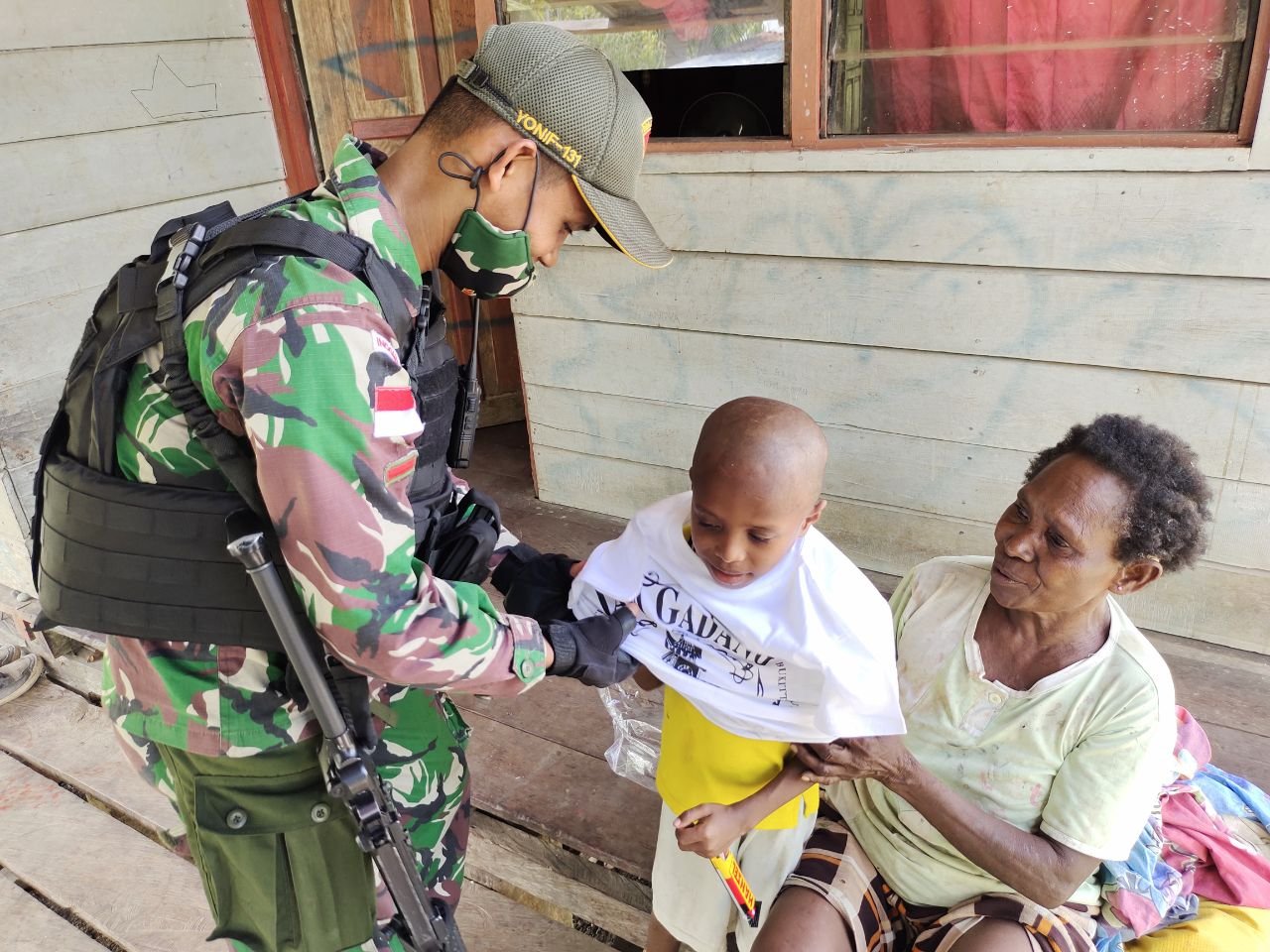 Prajurit TNI Yonif 131/Braja Sakti Bagikan Kaos dan Coklat untuk Anak Papua