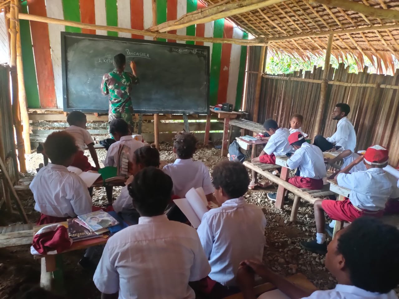 Tanamkan Nilai Pancasila Dini, Satgas Yonif 126/KC Sosokkan Wawasan Kebangsaan