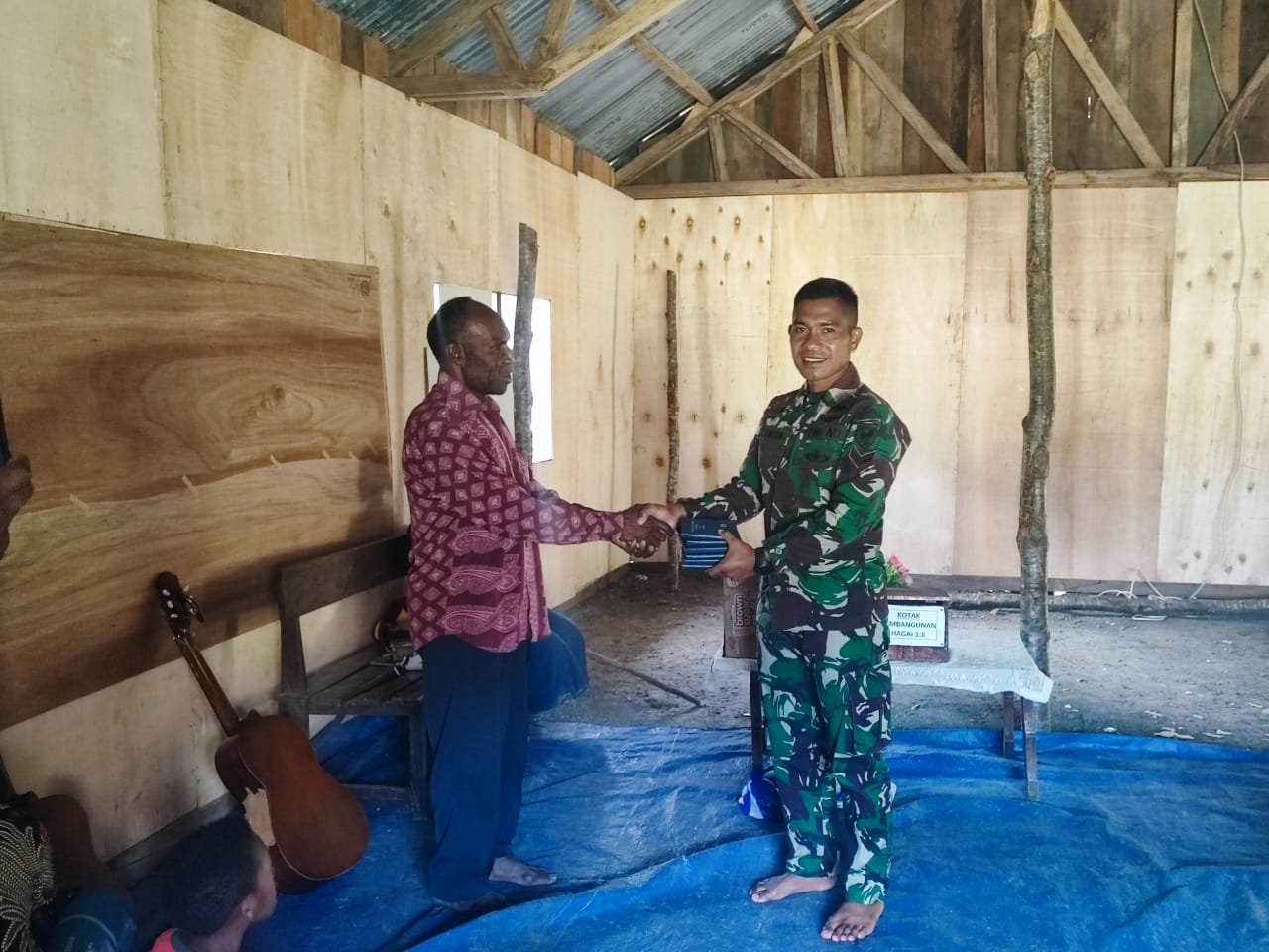 Yonif Raider 142/KJ Bagikan Alkitab untuk Dorong Ketaatan dan Ketekunan Beribadah