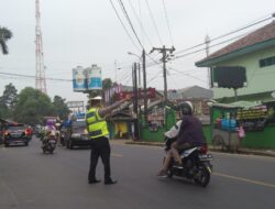 Unit Lalin Polsek Menes Turun Jalan Atasi Kemacetan