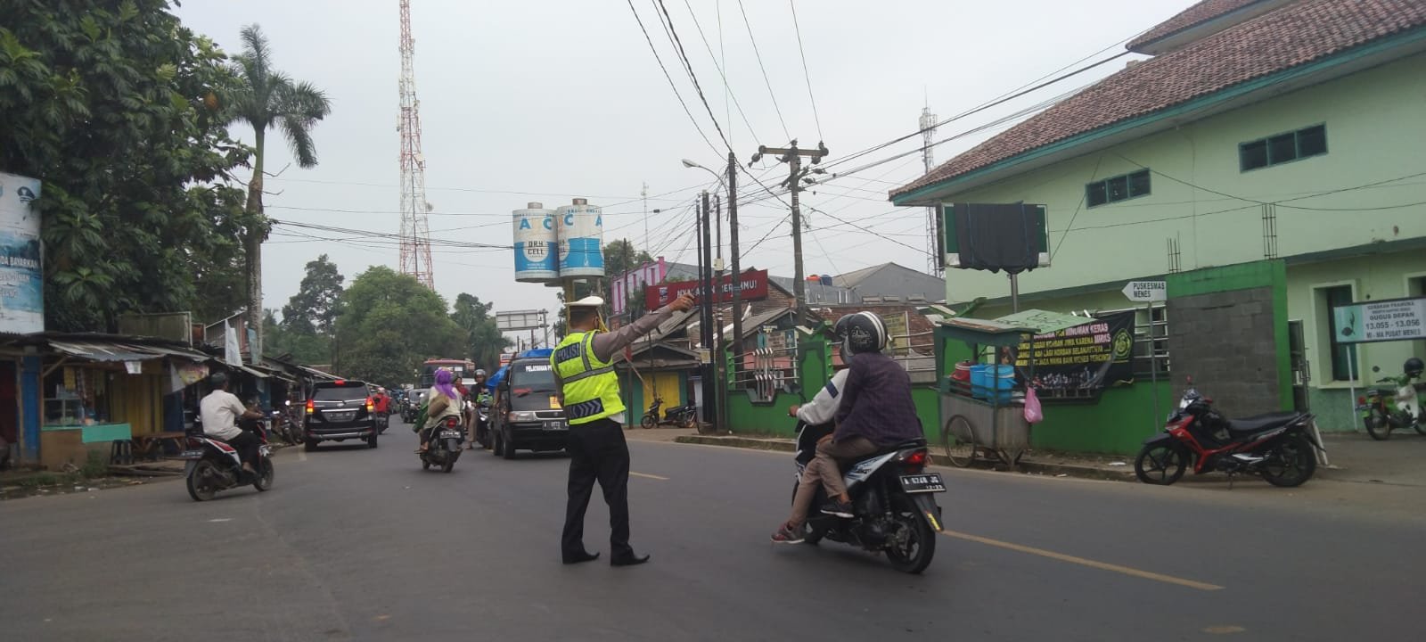 Unit Lalin Polsek Menes Turun Jalan Atasi Kemacetan