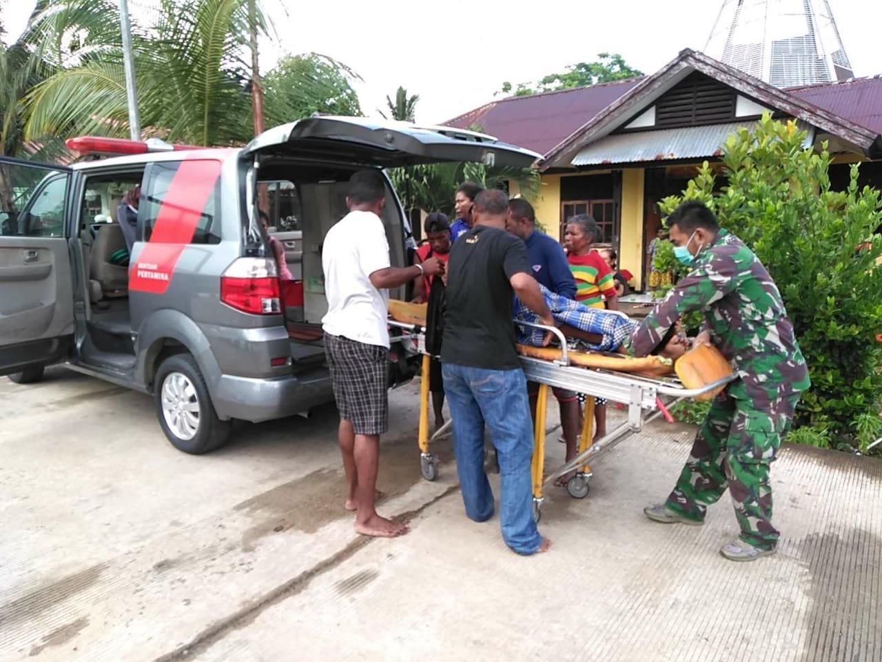 Yonif MR 413 Kostrad Evakuasi Warga di Perbatasan RI-PNG