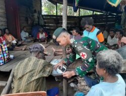 Satgas Yonif MR 411/PDW Kostrad Peduli Kesehatan Warga Kondo