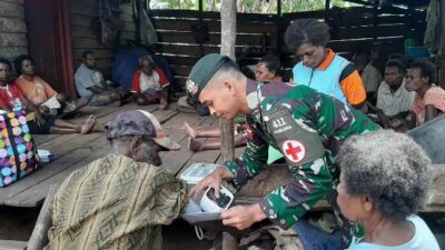 Satgas Yonif MR 411/PDW Kostrad Peduli Kesehatan Warga Kondo