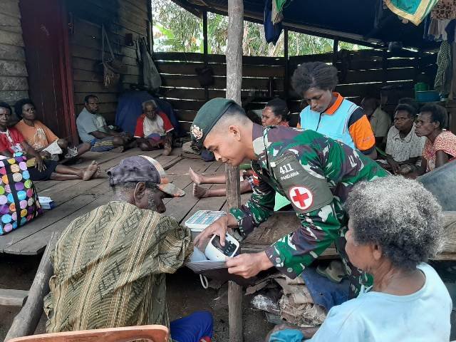 Satgas Yonif MR 411/PDW Kostrad Peduli Kesehatan Warga Kondo