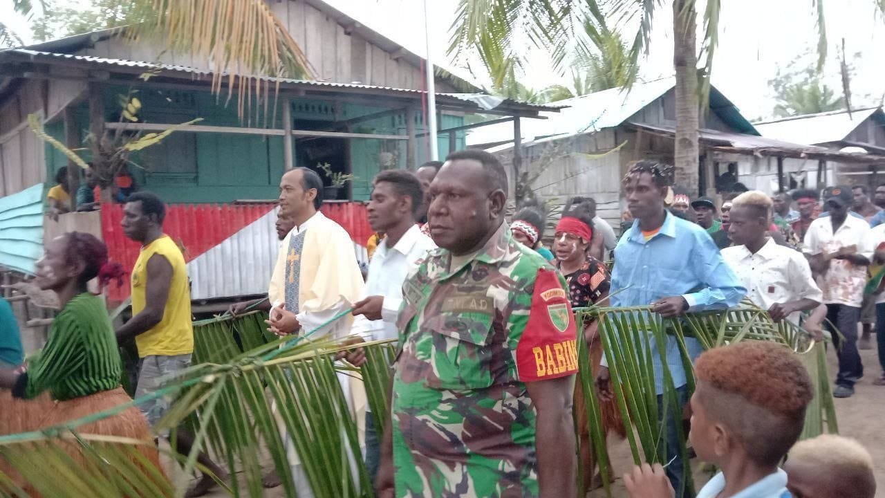 Babinsa Koramil 1710-07/Mapurujaya Hadiri Natal Bersama di Wilayah Binaannya