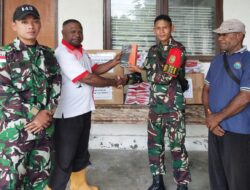 Satgas Yonif 143/TWEJ Bagikan Al Kitab untuk Tingkatkan Iman di Papua
