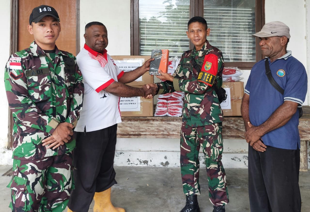 Satgas Yonif 143/TWEJ Bagikan Al Kitab untuk Tingkatkan Iman di Papua