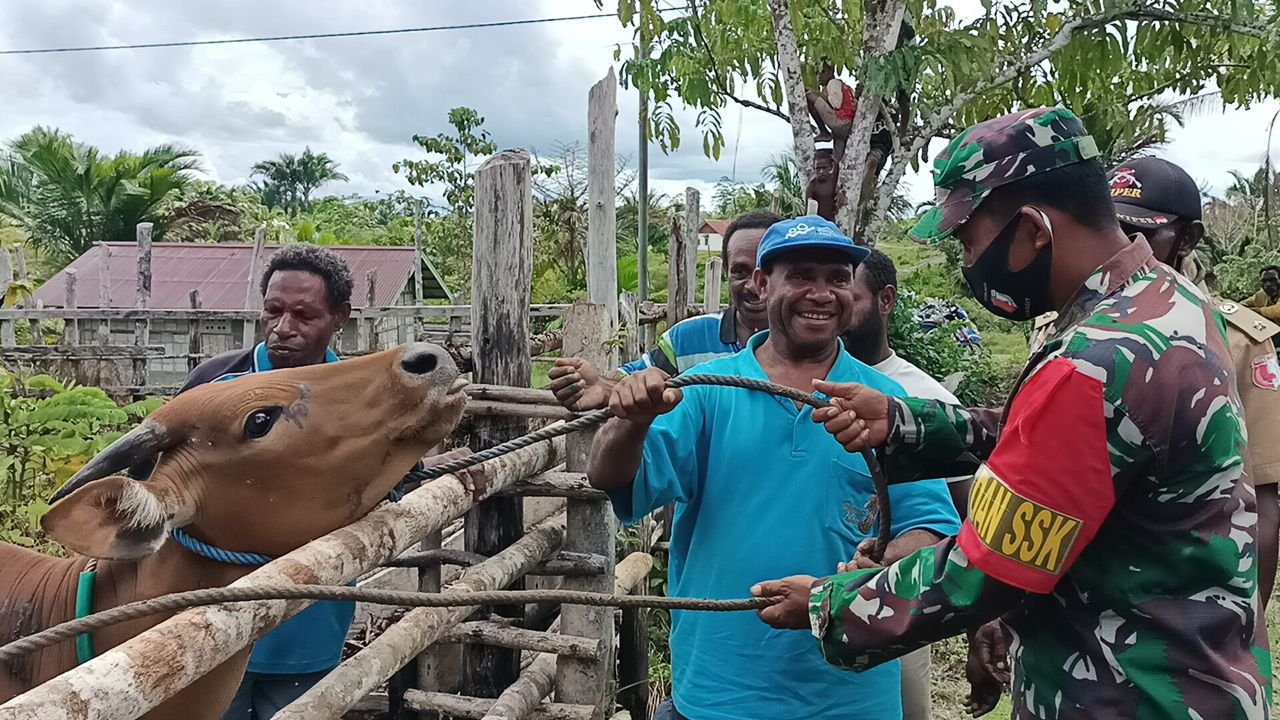 Warga Kawagit Sumbang Hewan Ternak untuk Meriahkan Penutupan TMMD 110