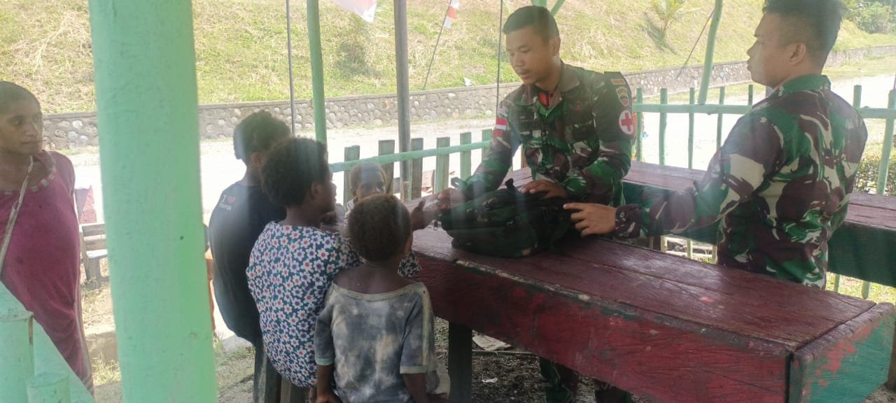 Tim Kesehatan Yonif 126/KC Layani Gratis Warga Perbatasan