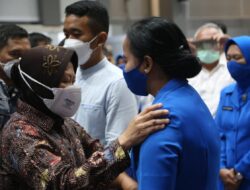 Mensos Risma Dampingi Menko PMK Tinjau Markas Armada 02 Surabaya