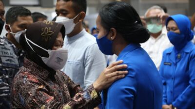 Mensos Risma Dampingi Menko PMK Tinjau Markas Armada 02 Surabaya