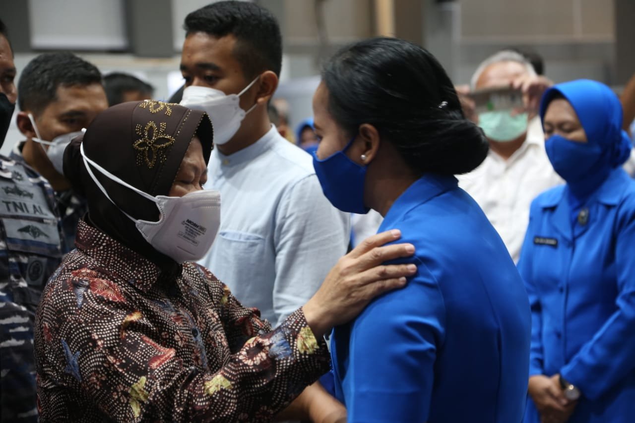 Mensos Risma Dampingi Menko PMK Tinjau Markas Armada 02 Surabaya