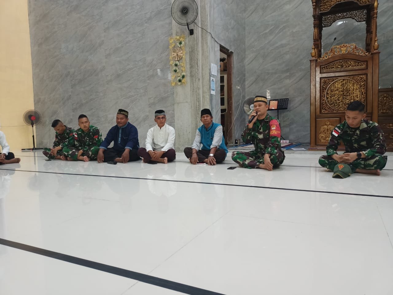 Prajurit Yonif 131 dan Warga Perbatasan Buka Puasa Bersama