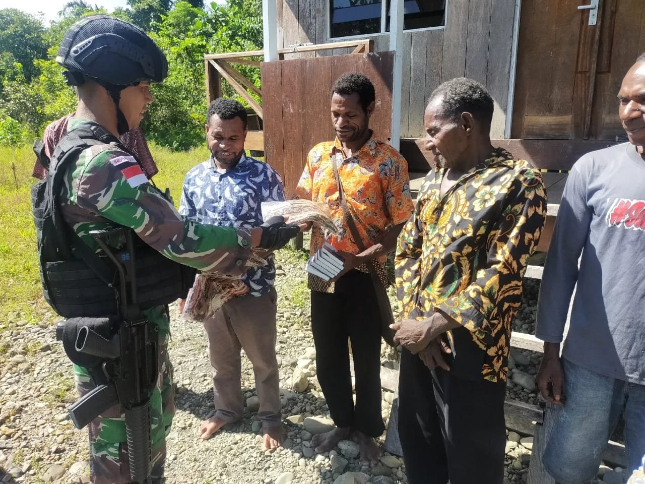 Satgas Pamtas Yonif Raider 142/KJ Jalin Silaturahmi dengan Tokoh Adat Pegunungan Tengah