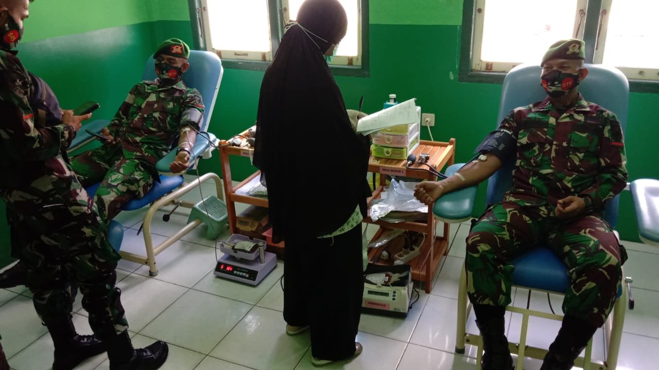 Yonif 645/Gty Bantu Warga Sambas yang Butuh Donor Darah