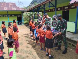 Yonif 642 Bagikan Tas dan Alat Tulis untuk Pendidikan Anak di Perbatasan