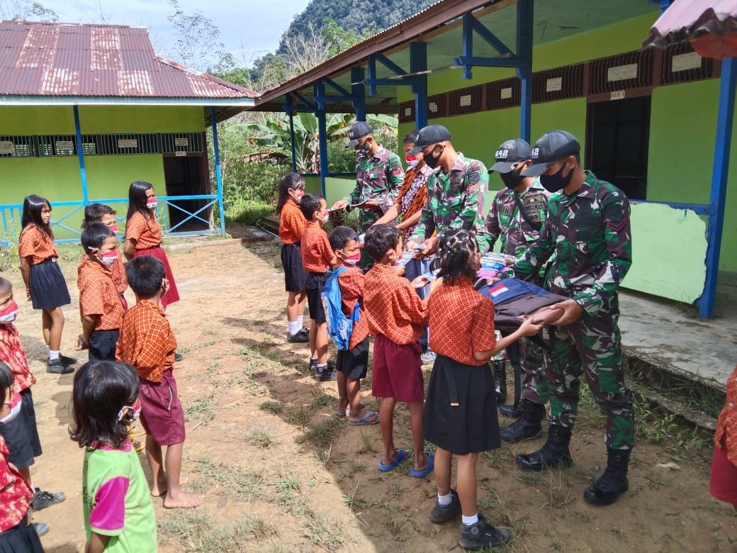 Yonif 642 Bagikan Tas dan Alat Tulis untuk Pendidikan Anak di Perbatasan