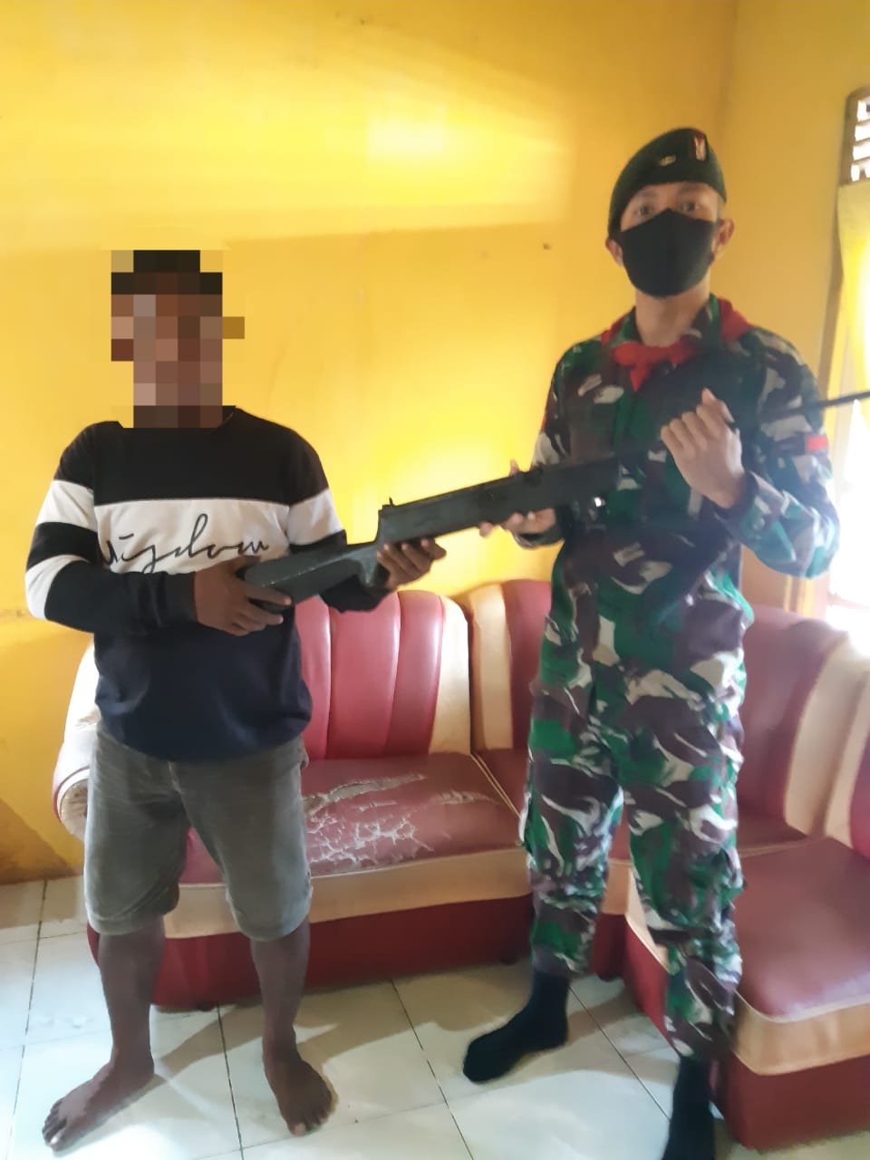 Jelang Purna Tugas, Satgas Yonif RK 732/Banau Terima Kembali Senpi Rakitan Warga