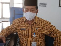Warga Desa Koranji Tanami Jalan Rusak dengan Pohon Pisang
