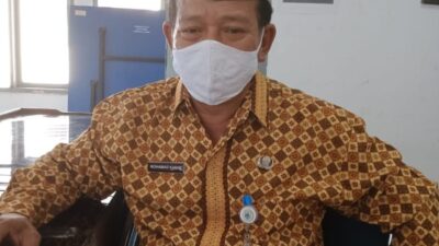 Warga Desa Koranji Tanami Jalan Rusak dengan Pohon Pisang