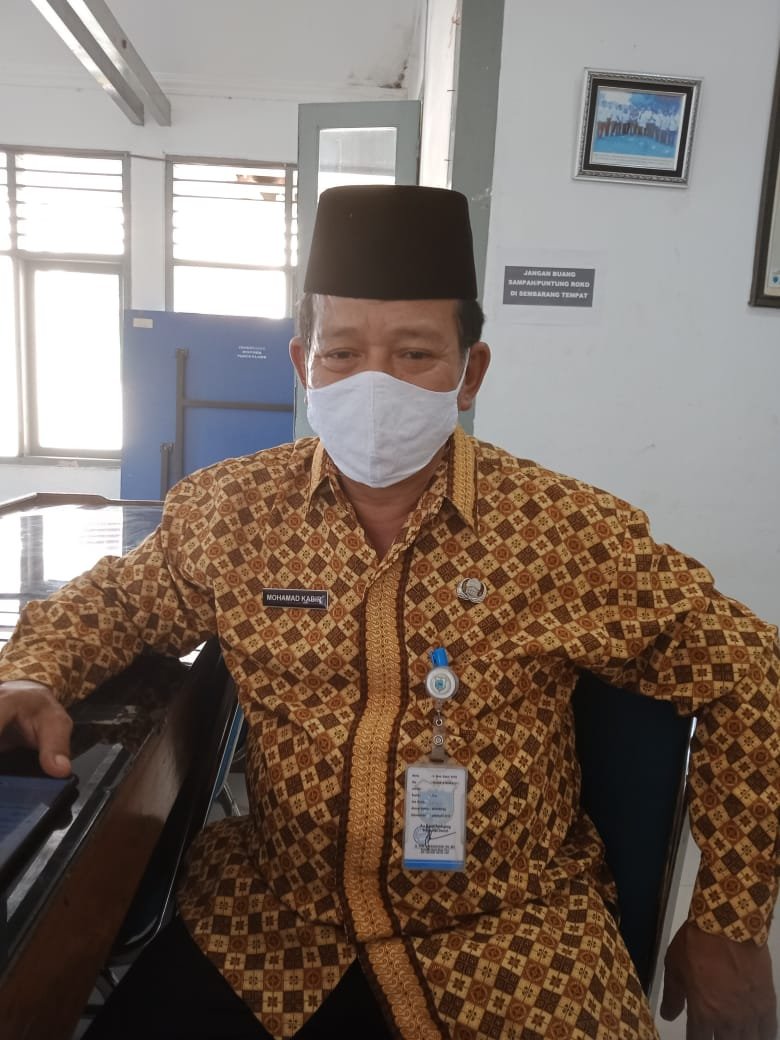 Warga Desa Koranji Tanami Jalan Rusak dengan Pohon Pisang