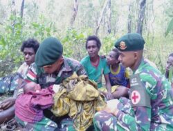 Anggota Satgas Pamtas Yonif 411 Kostrad Bantu Persalinan di Tengah Hutan