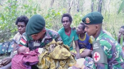 Anggota Satgas Pamtas Yonif 411 Kostrad Bantu Persalinan di Tengah Hutan