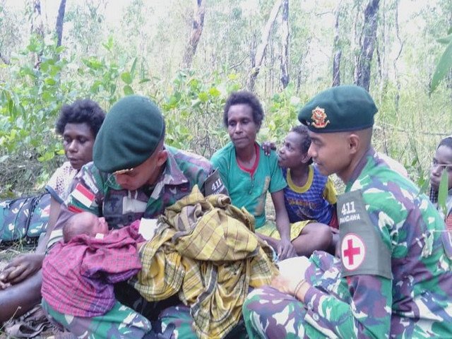 Anggota Satgas Pamtas Yonif 411 Kostrad Bantu Persalinan di Tengah Hutan