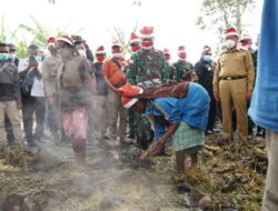 TNI-Polri, Pemda dan Warga Rayakan Bulan Kasih Desember dengan Bakar Batu