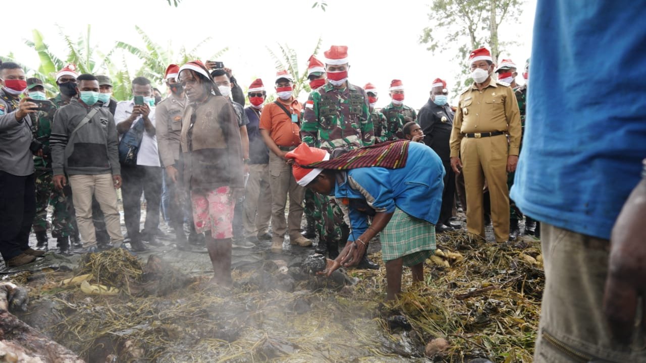 TNI-Polri, Pemda dan Warga Rayakan Bulan Kasih Desember dengan Bakar Batu