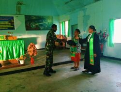 Satgas Yonif RK 751/VJS Bagikan Alkitab di Yahukimo pada Hari Minggu