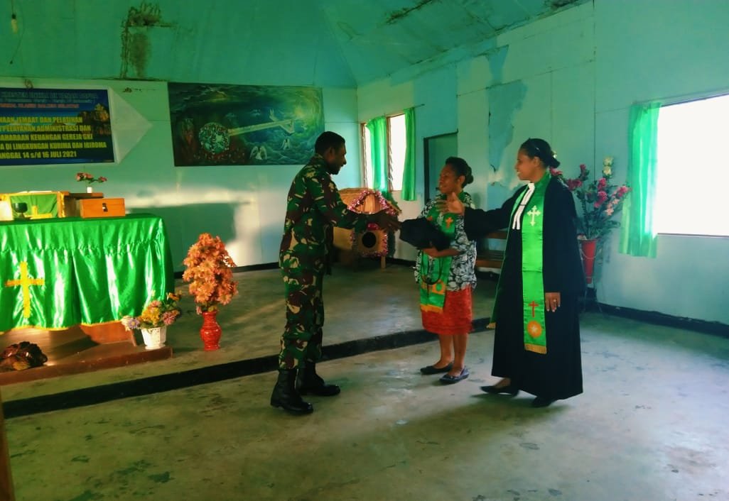 Satgas Yonif RK 751/VJS Bagikan Alkitab di Yahukimo pada Hari Minggu