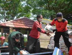 Kemensos Salurkan 3 Ribu Paket Beras untuk Warga Terdampak PPKM