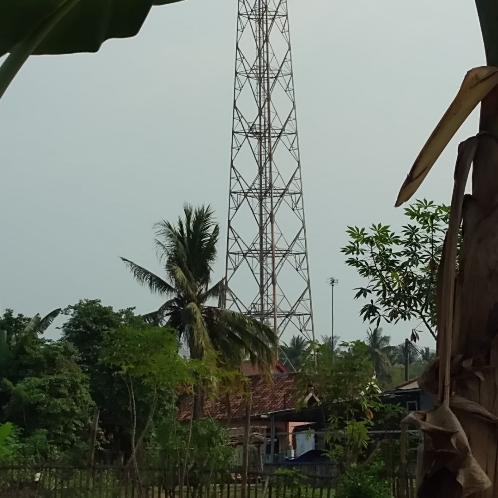 Tower di Desa Cikoneng Ancam Keselamatan Warga