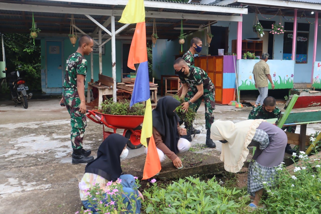 Yonif 642/Kapuas Peduli Anak Yatim Piatu Lewat Bakti Sosial