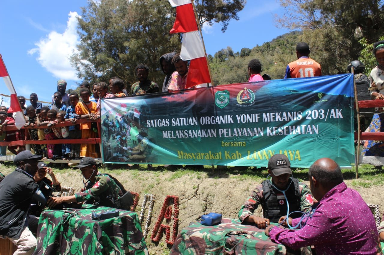 Pelayanan Kesehatan Satgas Yonif Mekanis 203/AK Ramai Dikunjungi Warga
