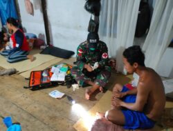 Warga Sei Saparan Jatuh dari Motor dan Diobati Satgas Pamtas Yonif 642/Kapuas