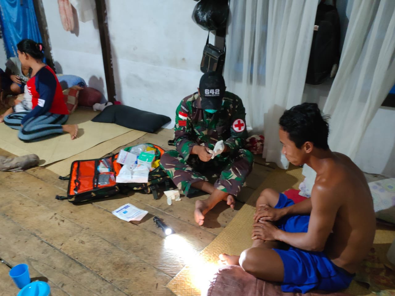 Warga Sei Saparan Jatuh dari Motor dan Diobati Satgas Pamtas Yonif 642/Kapuas