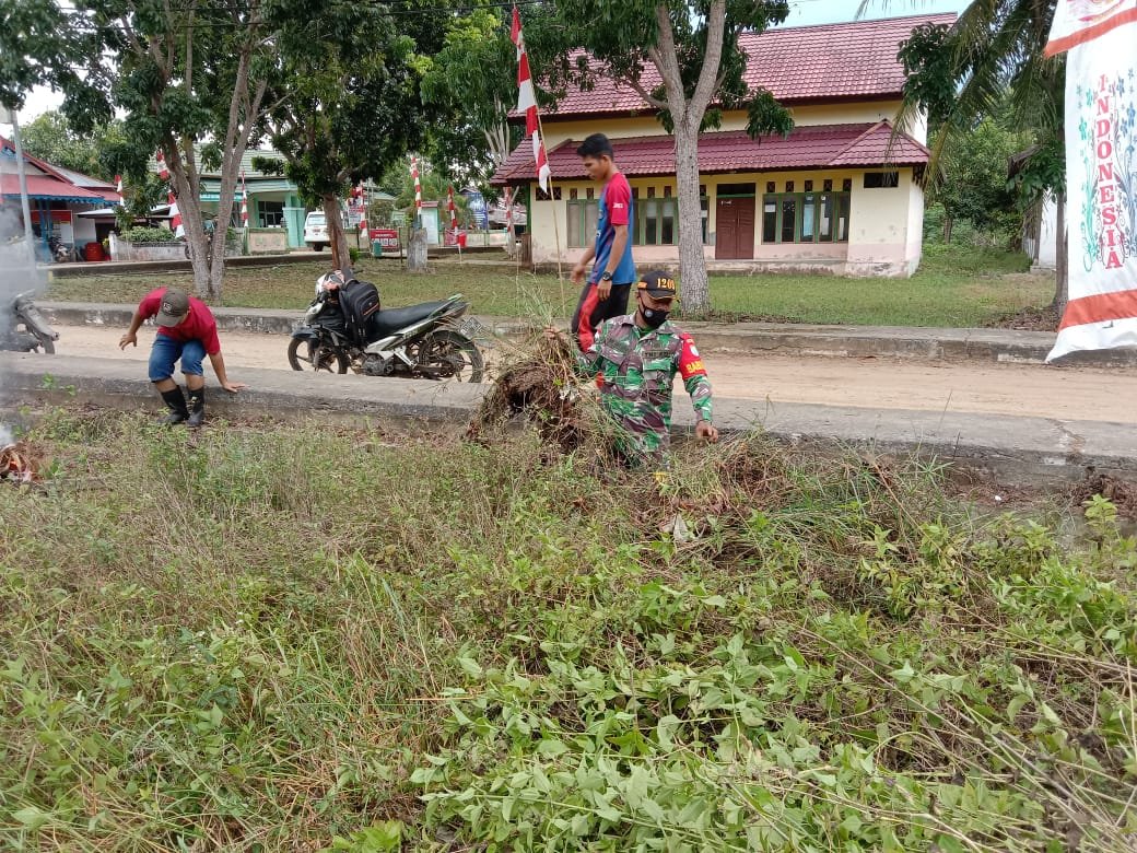 Koramil Paloh Adakan Karya Bakti Fasilitas Umum di Jumat Berkah