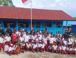 Satgas Yonif 751/VJS Bagikan Tas dan Alat Tulis untuk Ringankan Beban Orang Tua