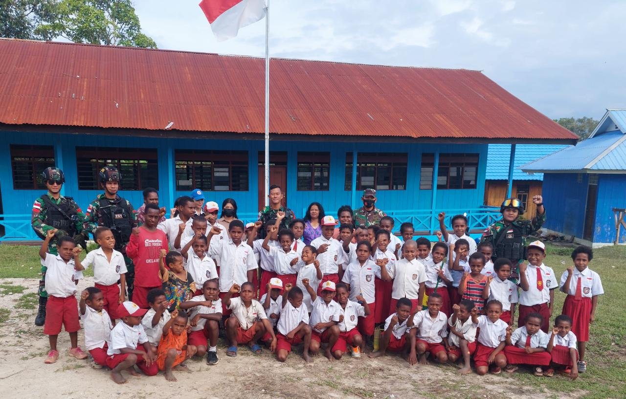 Satgas Yonif 751/VJS Bagikan Tas dan Alat Tulis untuk Ringankan Beban Orang Tua