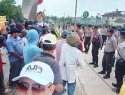 Puluhan Warga Demo Perumahan Bintang Maja Lestari