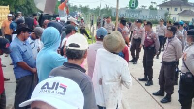 Puluhan Warga Demo Perumahan Bintang Maja Lestari
